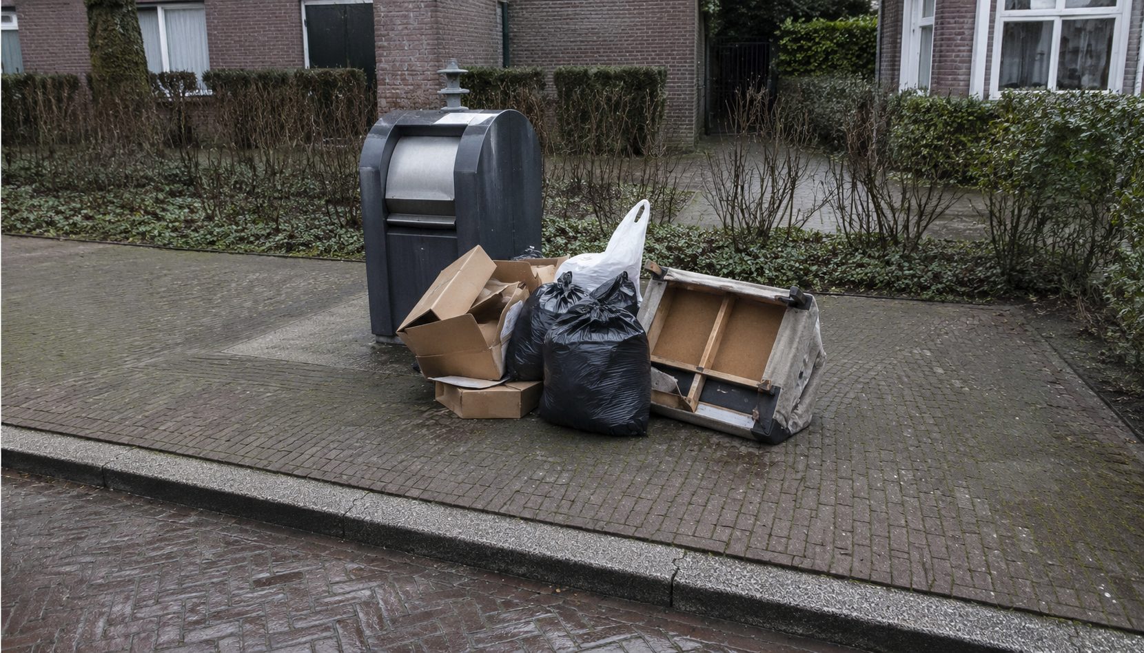 Bijplaatsing van dozen, vuilniszakken en grofvuil naast een ondergrondse container